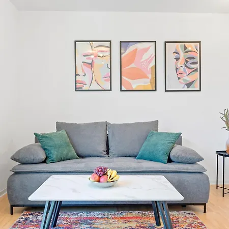 Finest Design Stuttgart Airport Messe Stadtbahn U7 *